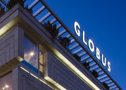 Erleuchtete Globusfassade vor dunklem Himmel Façade Globus illuminée dans la nuit